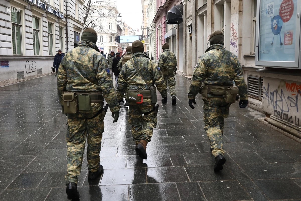 Vojnici EUFOR-a prošetali Sarajevom nakon što je misija pojačala prisustvo u BiH