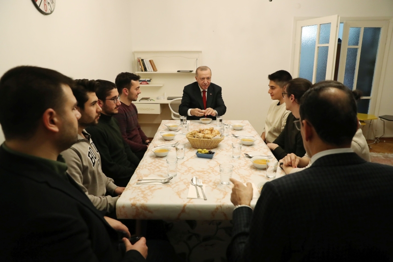 Za svaki ramazan odvoji vrijeme za svoje građane: Erdogan iftario sa istanbulskim studentima 