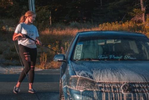 Oglas za posao perača vozila izazvao raspravu: Plata 1.300 KM, ali uz neobičan uvjet