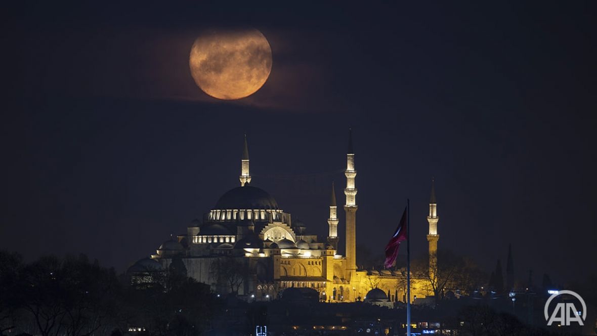 Spektakularne fotografije punog mjeseca iznad džamije Sulejmanija