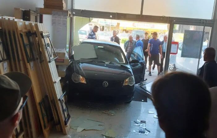 Automobilom u kupnju: Pogledajte kako je jedan vozač  probio stakleni ulaz trgovine!