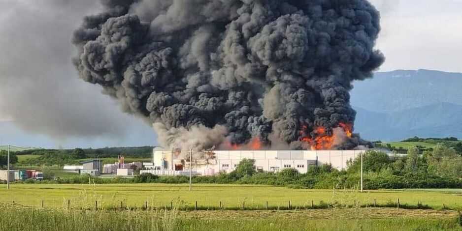 Bihać: Ogroman požar zahvatio fabriku za proizvodnju stiropora