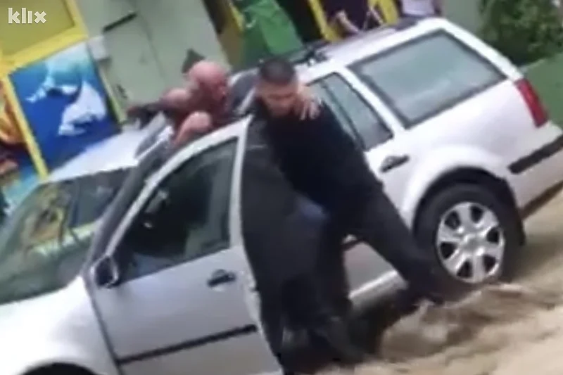 Policajci pomažu mještanima Čelića u najtežim trenucima za vrijeme poplav