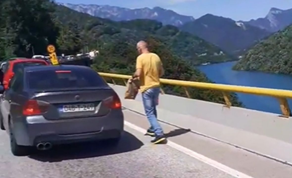 Iz vozila htjeli baciti smeće u Jablaničko jezero: Građani im vratili kesu u BMW