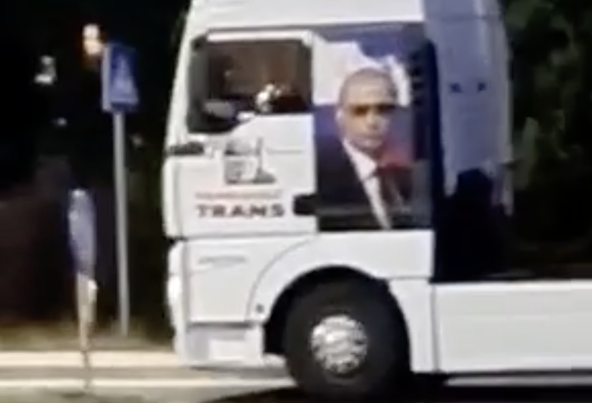 Kamioni prošli kroz Sanski Most sa fotografijama Vladimira Putina