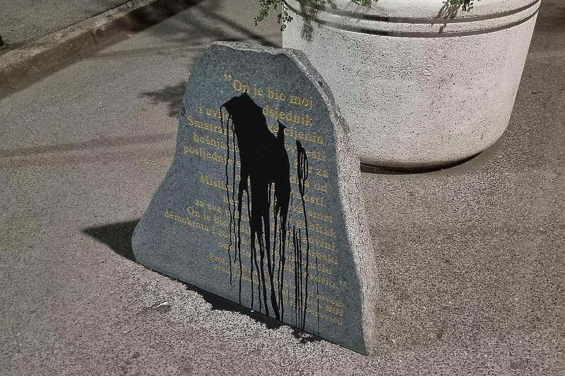 Nepoznati počinitelji u Sarajevu crnom farbom polili ploče sa citatima Alije Izetbegovića
