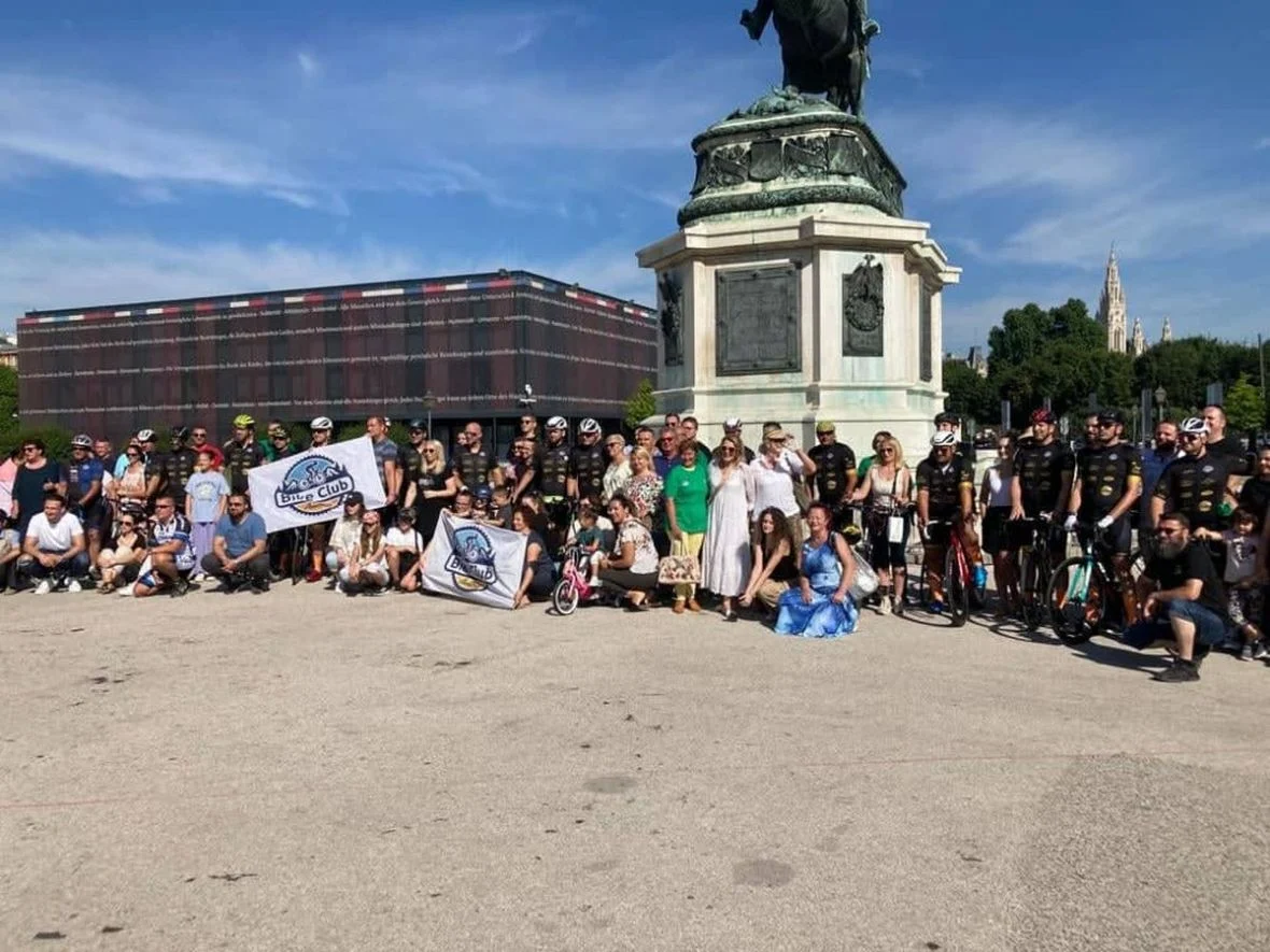 Podrška BiH iz Austrije: 20 biciklista s Trga heroja u Beču krenulo u Srebrenicu