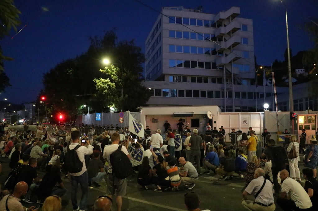 Hiljade građana zatražilo Schmidtovu ostavku, organizatori kažu da oni ostaju cijelu noć pred OHR-om