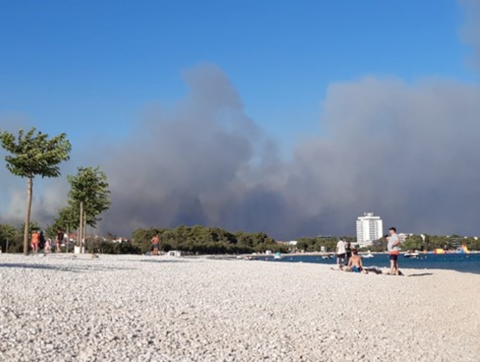 Veliki požar kod Šibenika: Izgorjelo najmanje 20 kuća, nema struje, vojska pomaže…