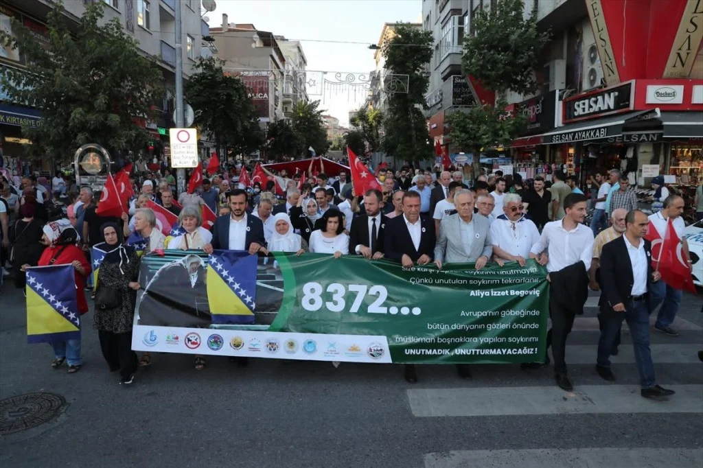 “Kada izgubiš djecu i muža, svaki dan je 11. juli”: Mimohodom u Istanbulu obilježena 27. godišnjica genocida u Srebrenici