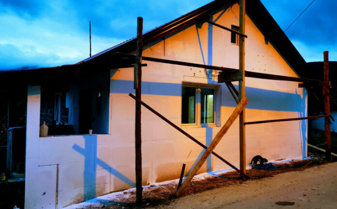 Stanovnici sela kod Fojnice srušili trošnu kuću i izgradili novu svom komšiji