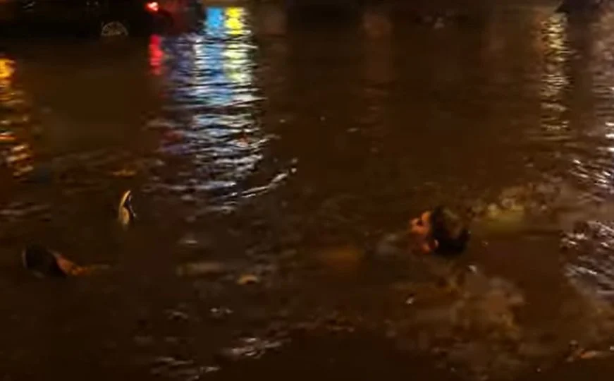 Hit video iz Novog Sada: Ulice poplavile, muškarac počeo plivati