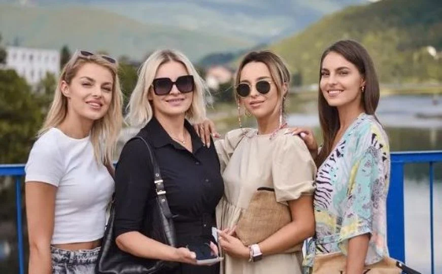 Lejla Ramović objavila porodičnu sliku, ali svi komentarišu majku: “Kao da vam je sestra”