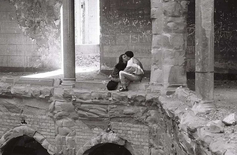 Ljubav u vrijeme opsade Sarajeva: Čin mladalačke zaljubljenosti zabilježen u razrušenoj Vijećnici