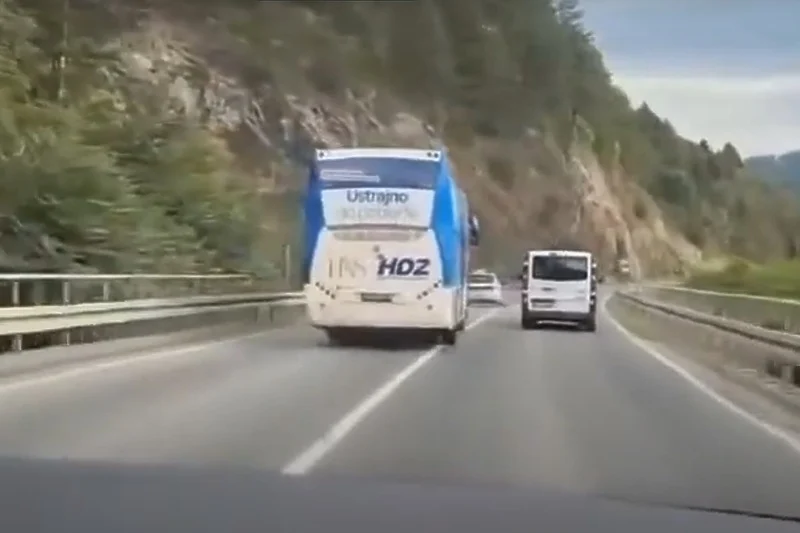 Predizborni autobus HDZ-a preticao preko pune linije kod Žepča