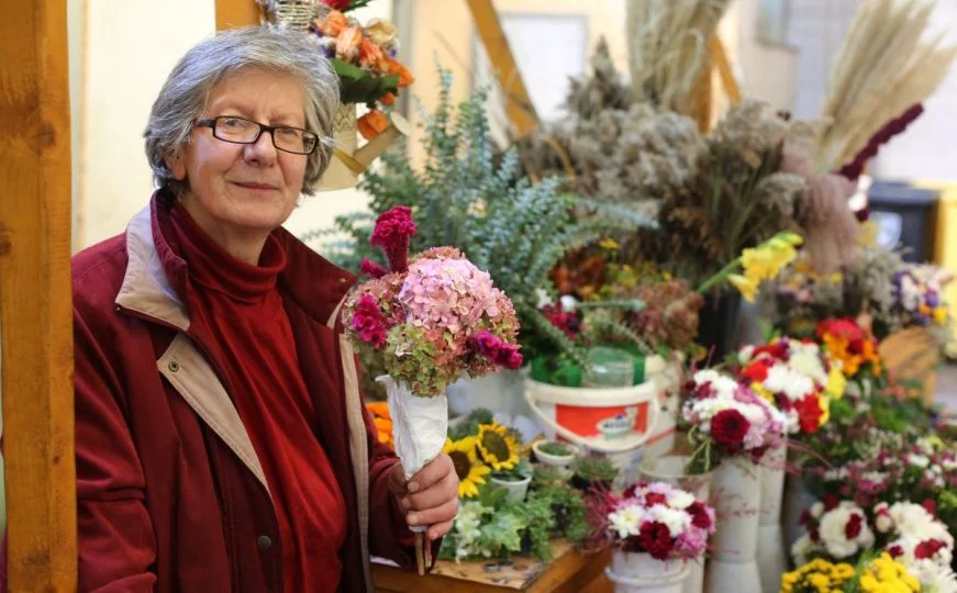 Priča o Nermini, ženi koja 35 godina prodaje domaće cvijeće na Markalama: “Hranim duše i srca”