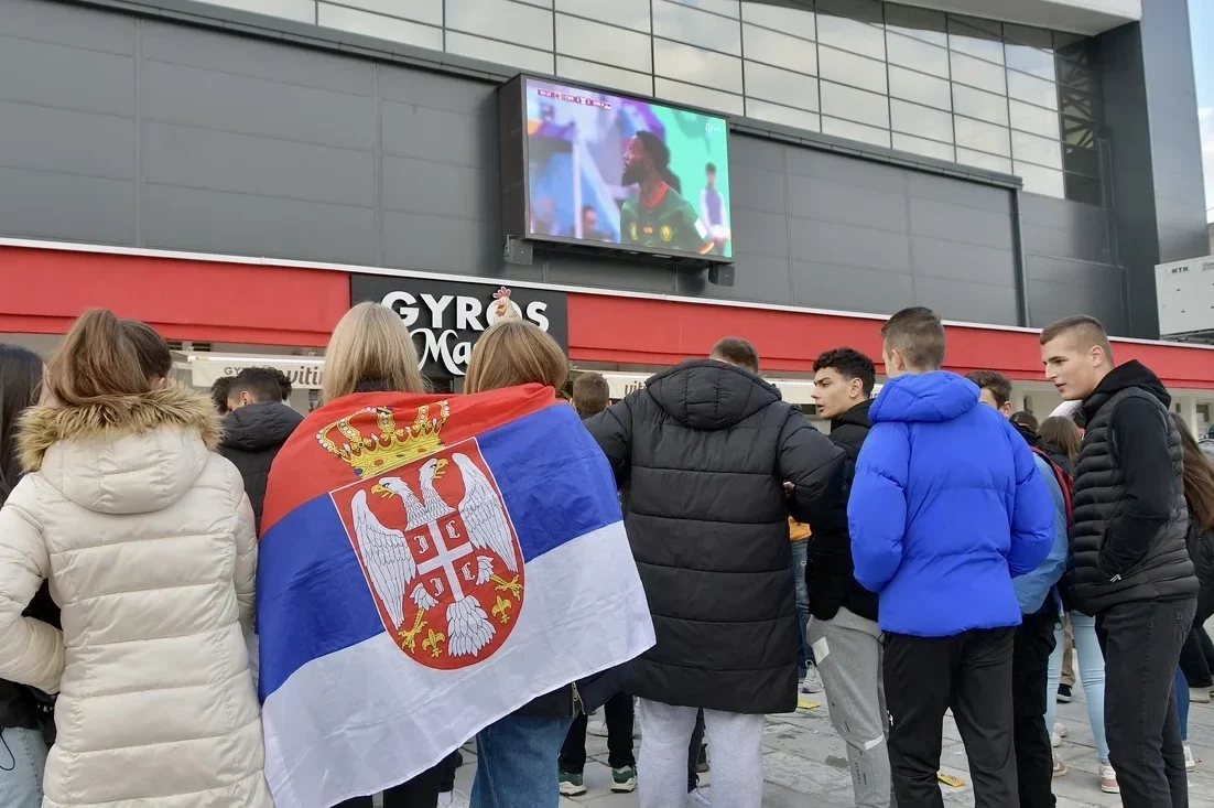Školarci u Istočnom Sarajevu organizovano gledali utakmicu Srbije, navijalo se i u Banjoj Luci