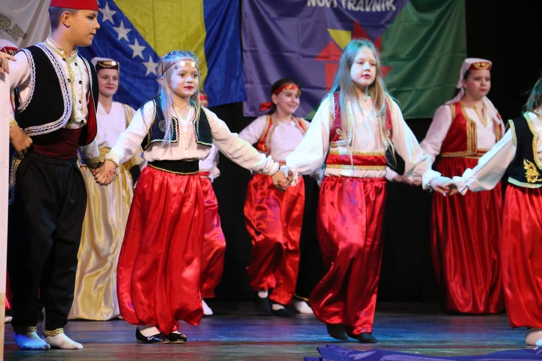 Folkloraši iz Sanskog Mosta oduševili u Novom Travniku