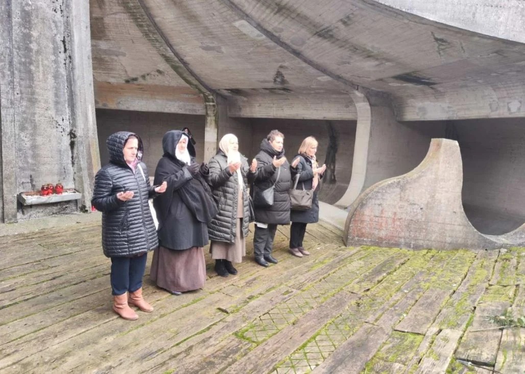 Majke Srebrenice posjetile Jasenovac i odale počast žrtvama: “Zajedno se sjećamo”