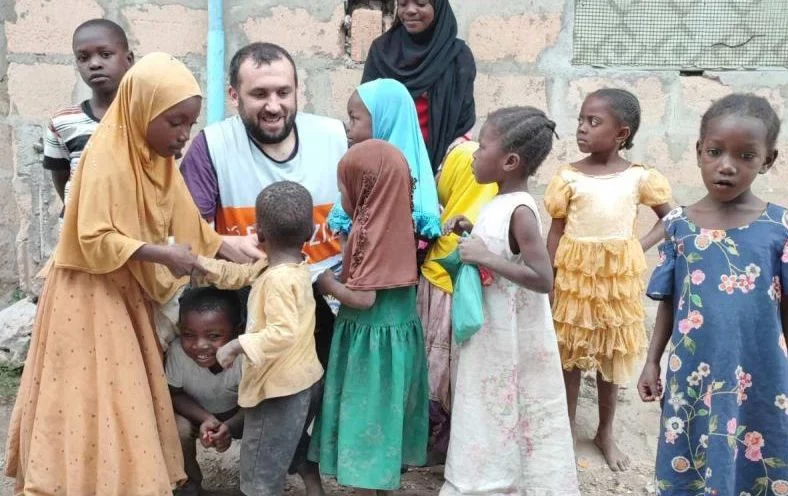 Udruženje Pomozi.ba pomaže djeci Zanzibara: “Tamo su djeca bosa, ko ima cipele pravi je sretnik”