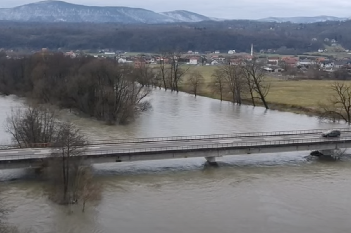 Snimak dronom pokazao poplave u Sanskom Mostu