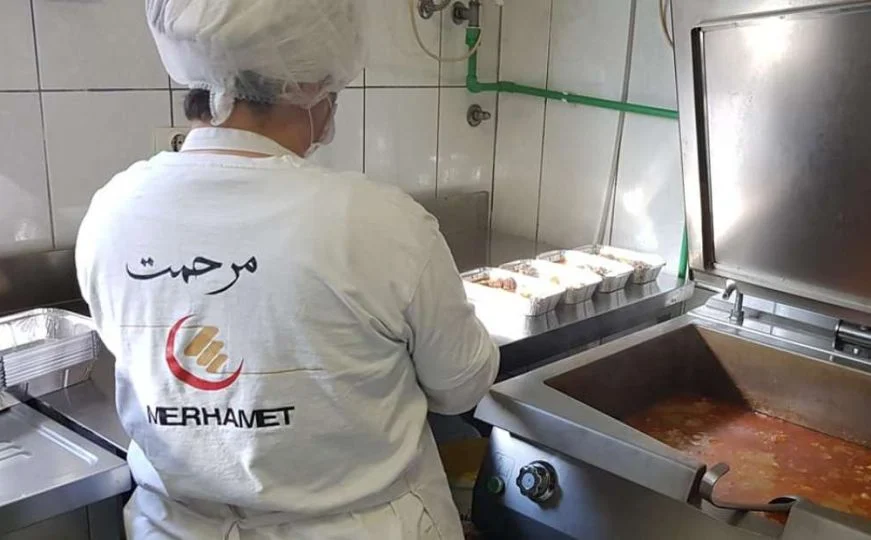 Dobro djelo: ‘Merhamet’ Švedske donirao 82.000 KM narodnim kuhinjama u BiH