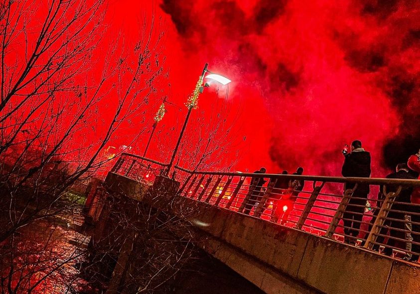 VIDEO Spektakularna bakljada i vatromet iznad Sanskog Mosta
