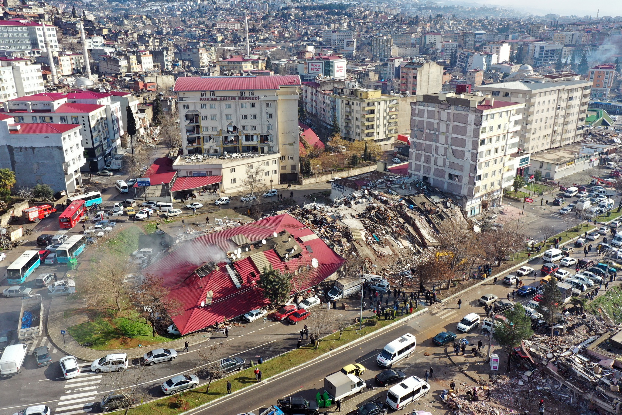 Turske obitelji tješi razgovor s djecom pod ruševinama. Možda ih više neće vidjeti