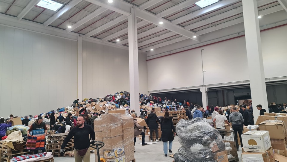 Bosanci i Hercegovci ponovo su položili ispit humanosti, 600 volontera pakuje pakete pomoći za Tursku i Siriju