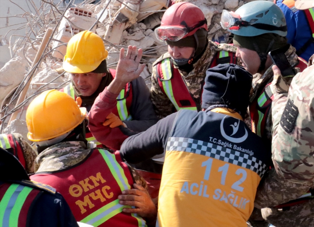 Čak 296 sati nakon zemljotresa spašene tri osobe, među spašenim i dijete 