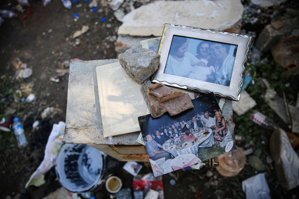 Nakon razornih zemljotresa u Turskoj: Ispod ruševina fotografije i uspomene na sretna vremena 