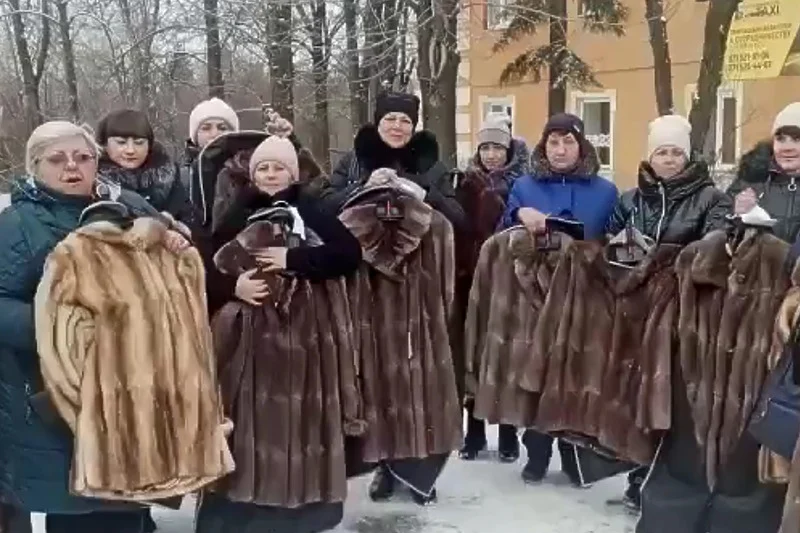 Rusi snimili udovice kako primaju krznene kapute a zatim ih oduzeli od njih