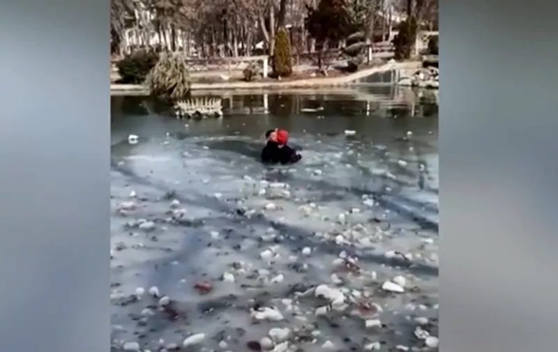 Djevojčica iz Turske koja je preživjela potres nakon nekoliko dana upala u zaleđeno jezero. Spašena je