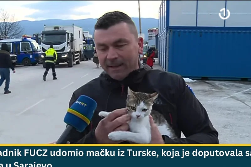 Pripadnik FUCZ-a udomio mačku koja je ispod ruševina u Turskoj provela više od 200 sati