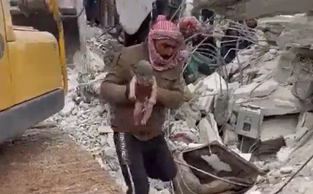 Majka u Siriji rodila bebu ispod ruševina, a onda preselila