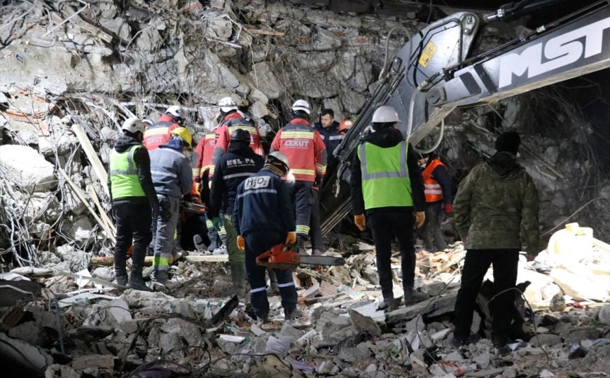 Turska i Sirija: Tokom noći izvučeno još nekoliko preživjelih iz ruševina, ali i spasioci polako gube nadu