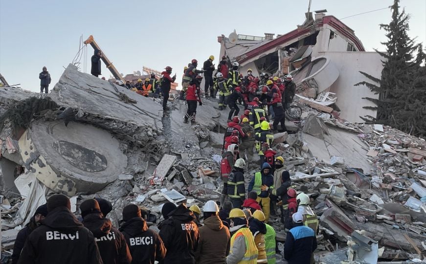 Turski spasioci kažu da se glasovi i dalje čuju ispod ruševina
