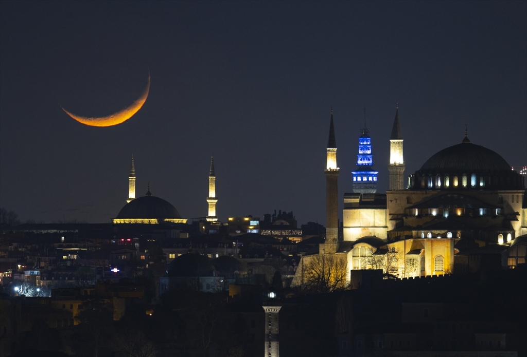 Magični prizori: Polumjesec iznad turske metropole Istanbula 