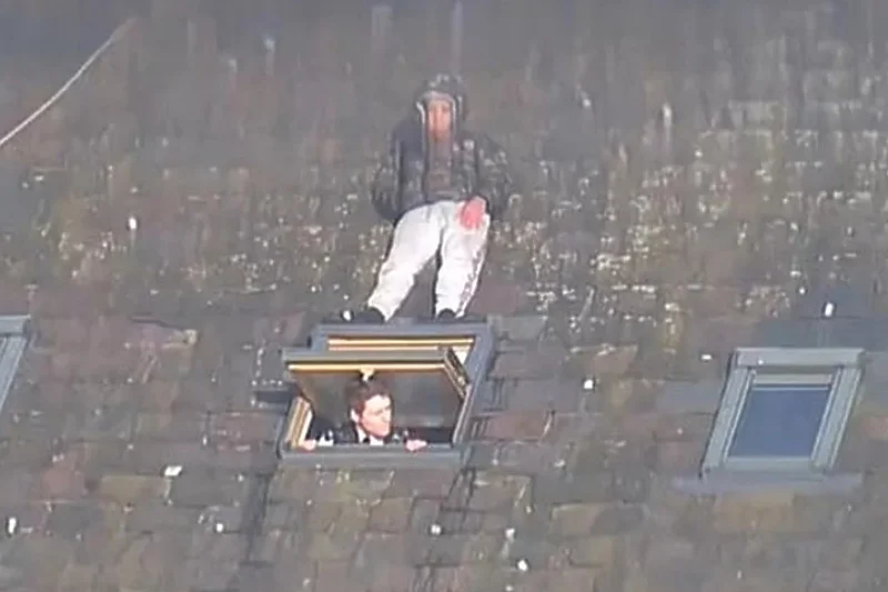 Viralna fotografija: Albanac se u Londonu sakrio na krovu nekoliko centimetara iznad glave policajca