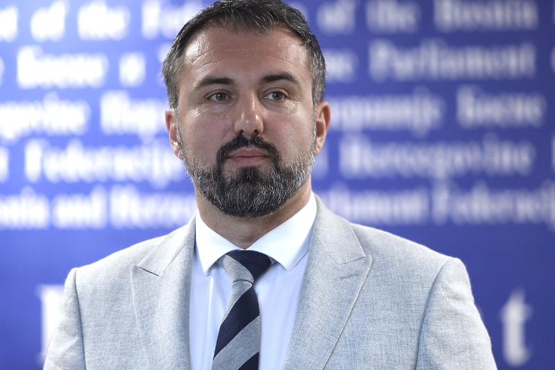 Stojanoviću smeta Vlaisavljević i još neki, sporan cijeli proces: Borba u SDP-u dolazi do kulminacije; na sastanku krenula gužva 