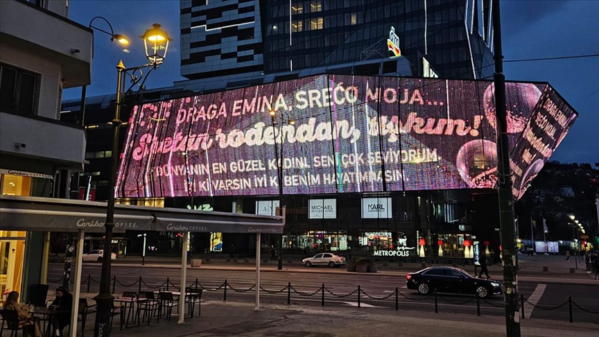 Romantična poruka na displeju u centru Sarajeva: Turčin na originalan način čestitao rođendan supruzi Emini 