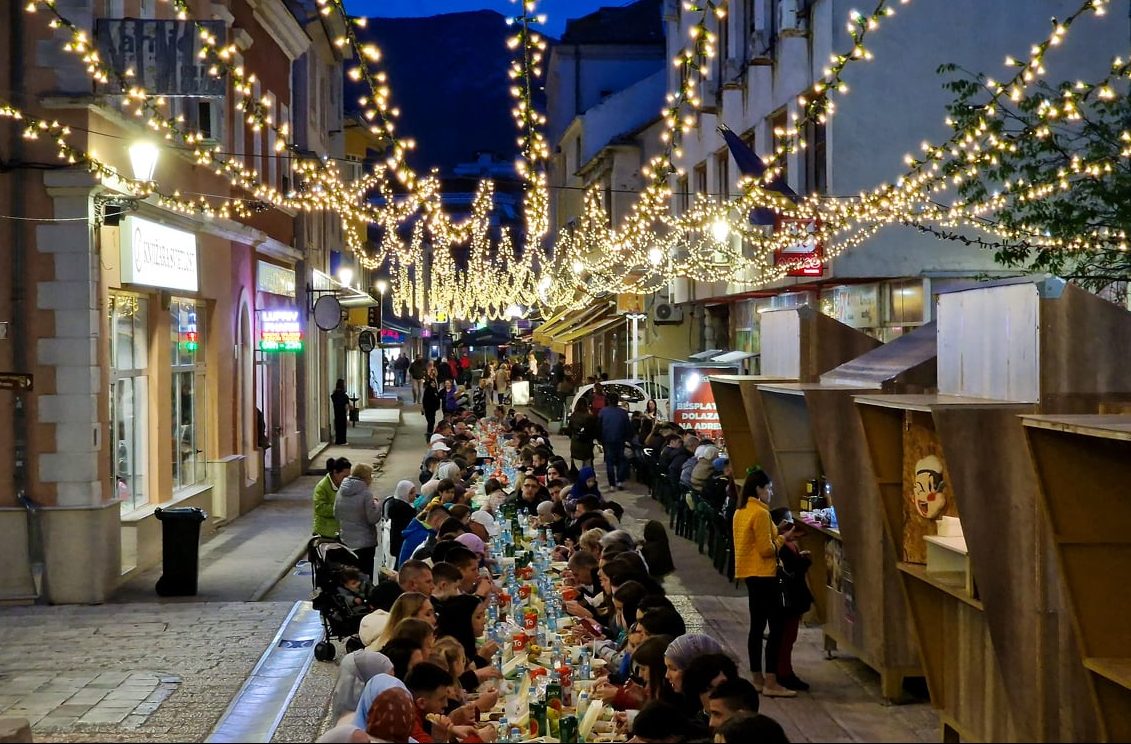 Čarobni prizori iz Mostara: 1.300 građana iftarilo uoči najodabranije noći u godini