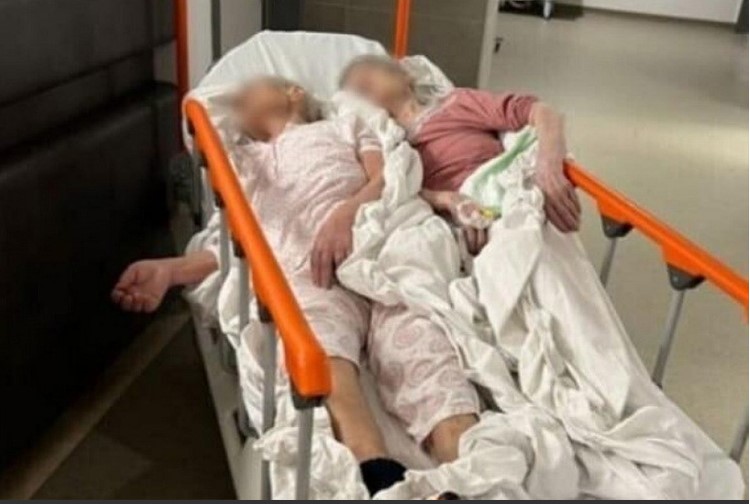 Dvije starije žene u istom bolničkom krevetu, direktor pojasnio: “Bilo je kratko”