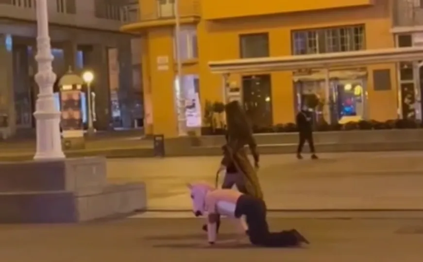Žena centrom Zagreba na povodcu šetala muškarca s “konjskom glavom”