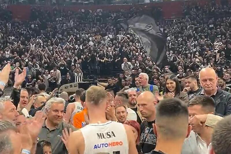 Pogledajte kako su svi navijači Partizana ustali i aplauzima nagradili Musu i Hezonju