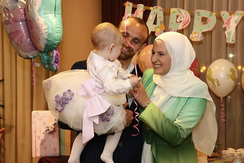 Amel Tuka sa suprugom Aminom i prijateljima proslavio kćerkin prvi rođendan