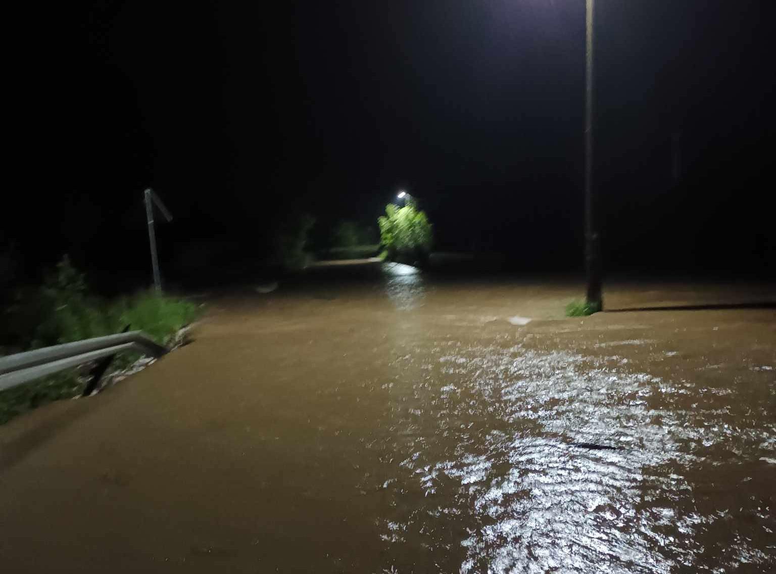 TEŠKA NOĆ ZA SANU Poplavljene ceste, voda ušla u objekte