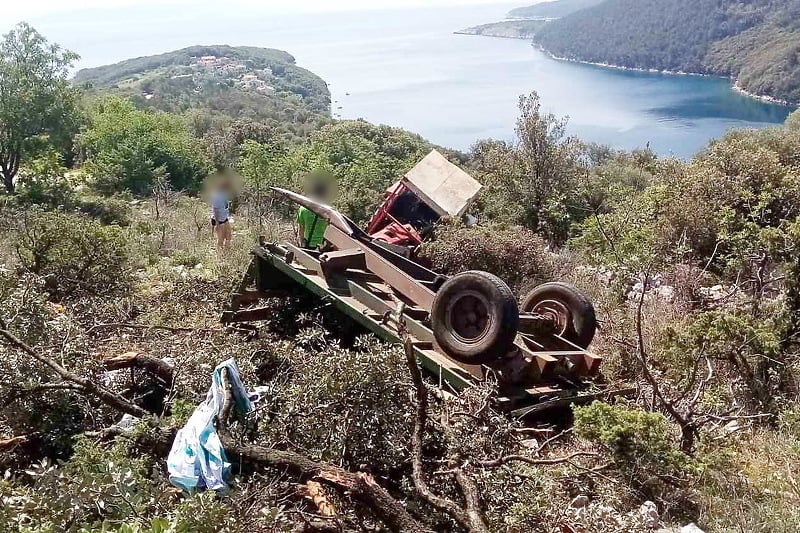 U Istri se prevrnula prikolica sa maturantima koju je vukao traktor, desetak povrijeđenih
