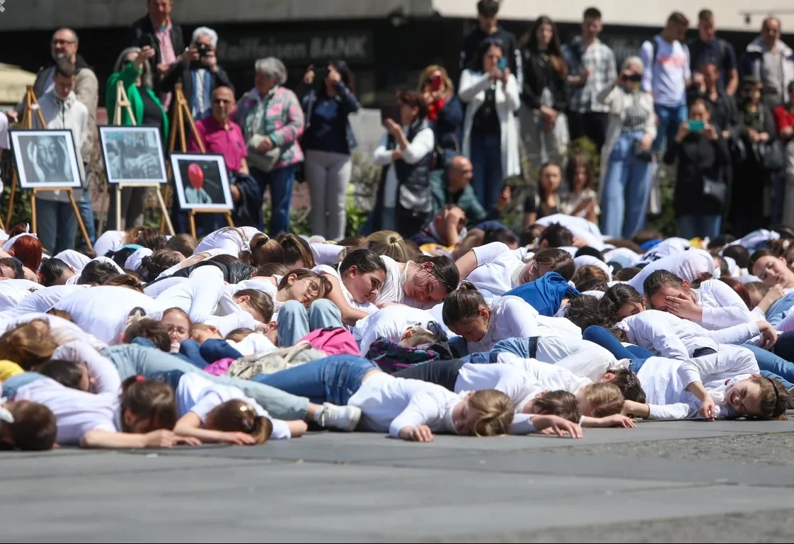 Najmlađi sugrađani performansom obilježili Dan sjećanja na ubijenu djecu opkoljenog Sarajeva