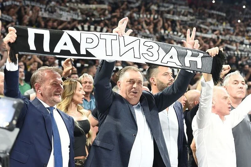 Dodik u Beogradu navijao sa Grobarima: Svim srcem uz Partizan